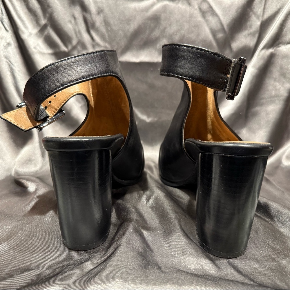 Vionic size 8.5 W 'Lacey' Black Leather Cutout Heeled Boots / Booties, Like New - Picture 8 of 10